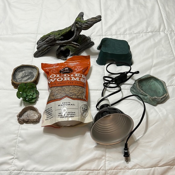 Lot of Reptile Tank Decor, Hides, Water & Food Dish Leopard Gecko Bearded Dragon